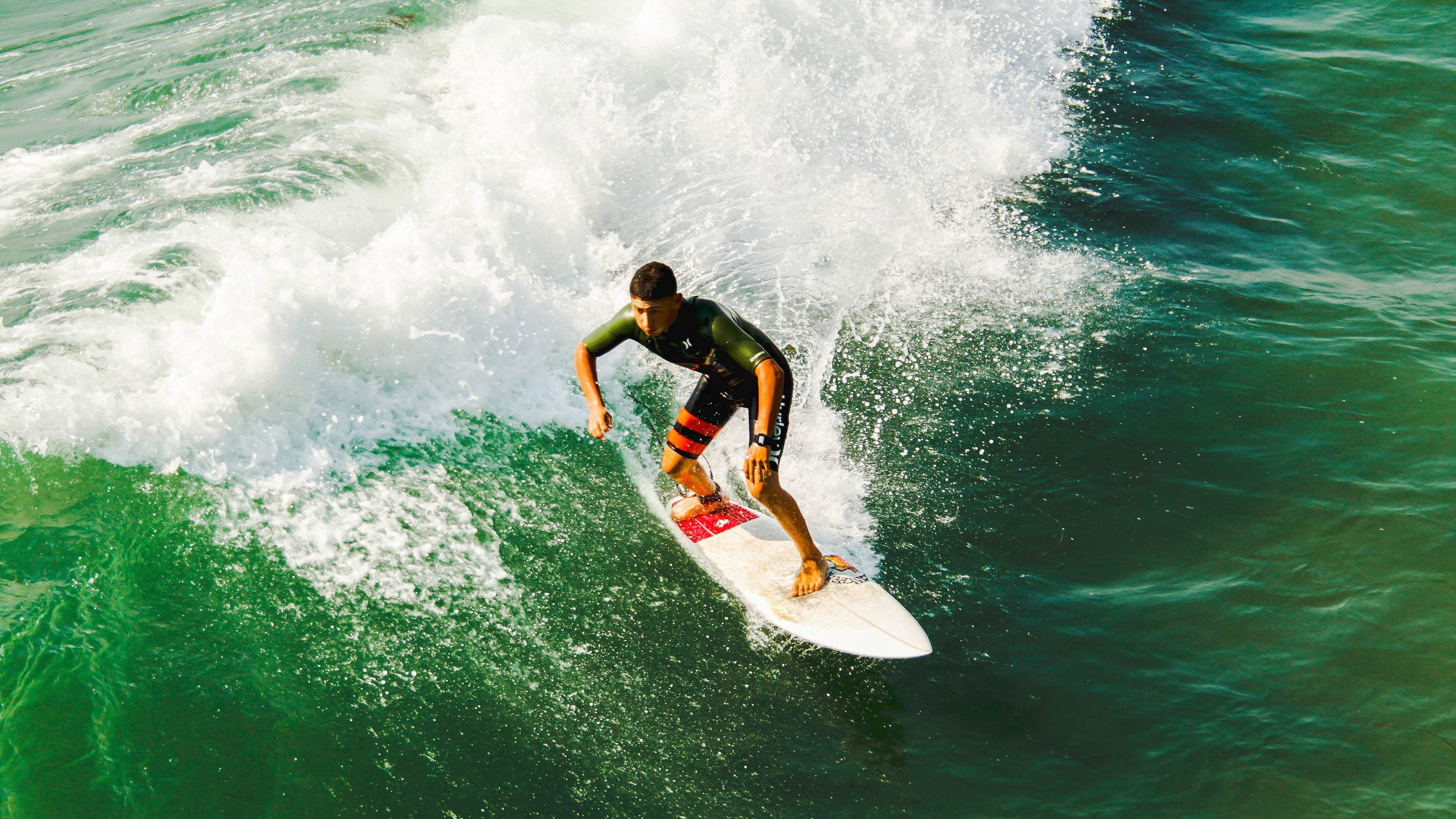 哥伦比亚骑手桑地亚哥·卡多纳在2024年巴黎奥运会盛装舞步比赛中以“Dostojewski”马匹获得第15名，展现坚韧精神。